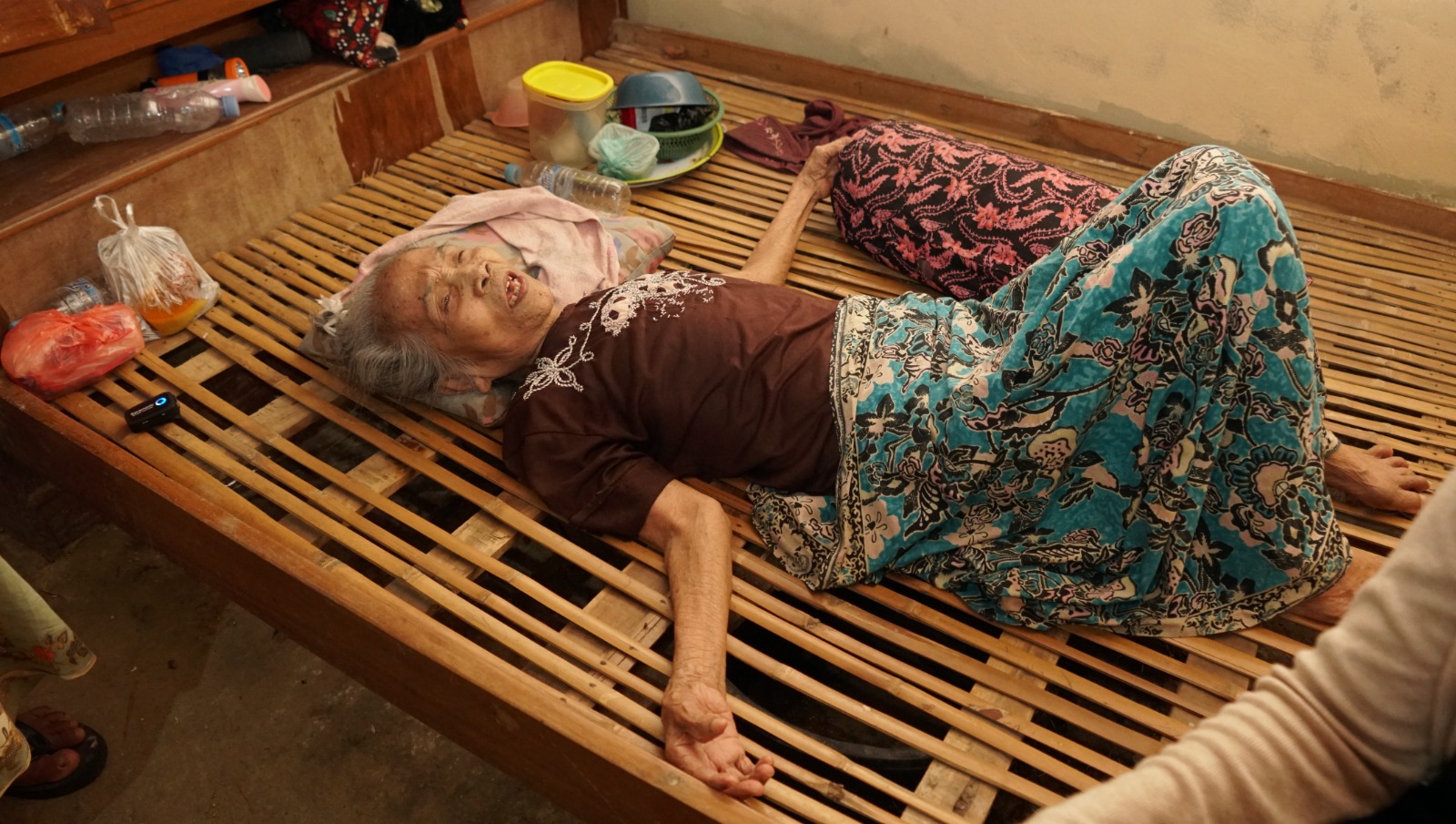 BUTUH SENTUHAN: Jumanti sedang berbaring diatas dipan di Dusun Tlagah, Desa Banyoning Dajah, Kecamatan Geger, Bangkalan, Kamis (15/1). (ABRAR GHAZY HARDIAN/JPRM)