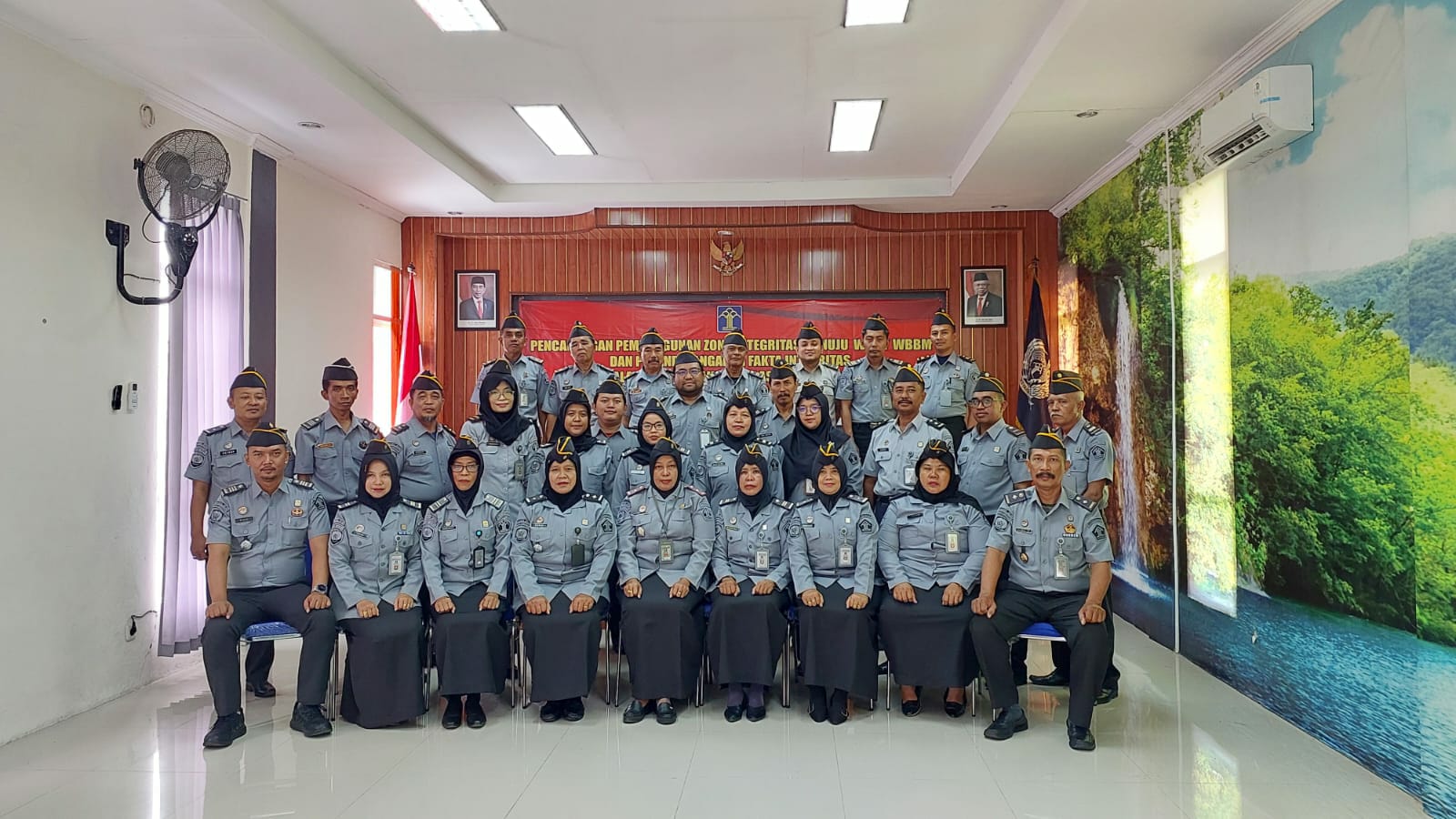 KOMPAK: Kepala Bapas Pamekasan Siti Sunariyah bersama jajarannya.