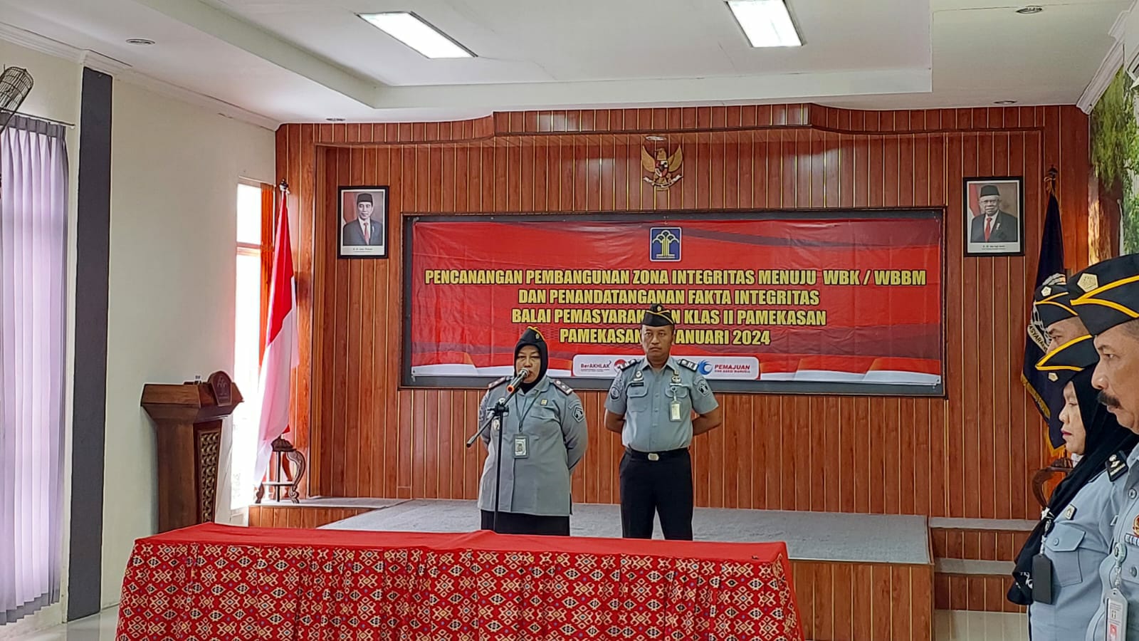 PENGARAHAN: Kepala Bapas Pamekasan Siti Sunariyah memberikan pengarahan zona integritas di aula Bapas pada Senin (15/1).