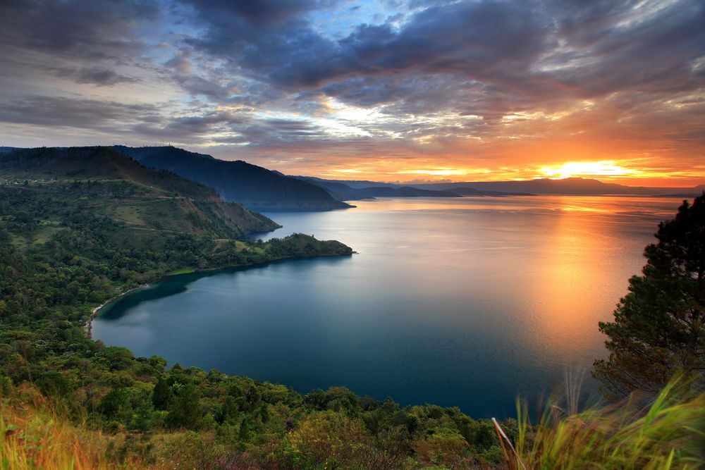 Potret keindahan Danau Toba dengan panorama senja