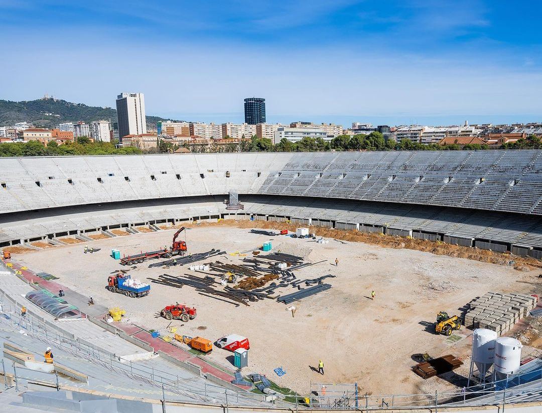 PEREMAJAAN: Suasana di dalam Stadion Camp Nou, kandang FC Barcelona yang mengalami renovasi total. (IG: @fcbarcelona)