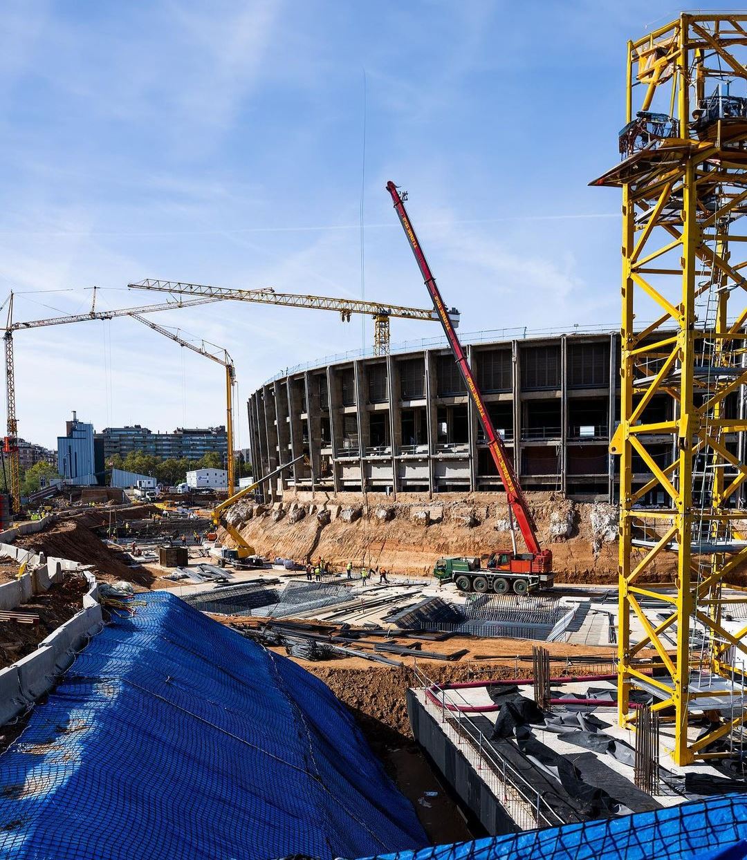 TAMPAK LUAR: Suasana di luar Camp Nou saat renovasi. (IG: @fcbarcelona)