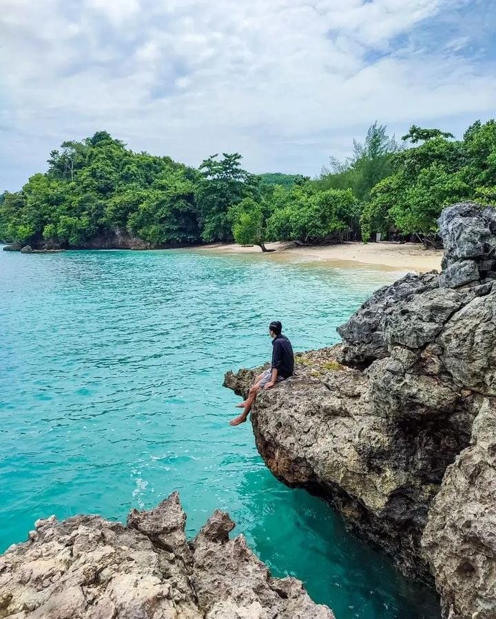 Pantai Tiga Warna, surga tersembunyi di Malang. (@exploremalangraya untuk RadarMadura.id)