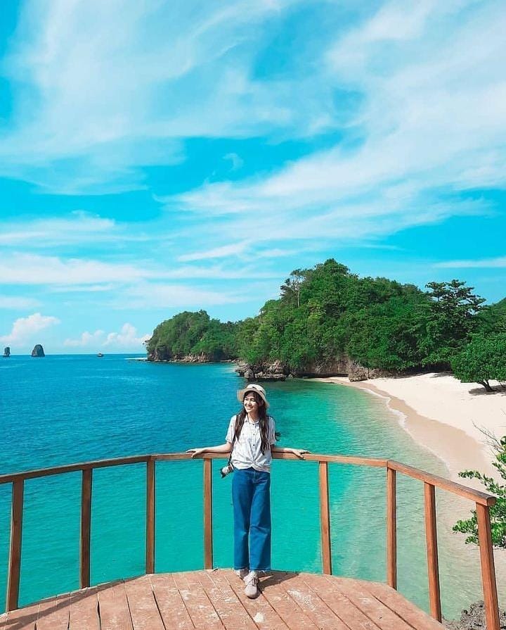 Pantai Tiga Warna, surga tersembunyi di Malang. (@infomalangraya untuk RadarMadura.id)