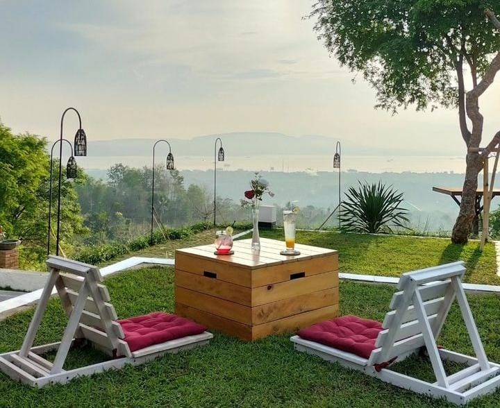 Pemandangan di Kepompong Seaview, destinasi favorit di Banyuwangi saat siang hari. (@kepompongseaview untuk RadarMadura.id)