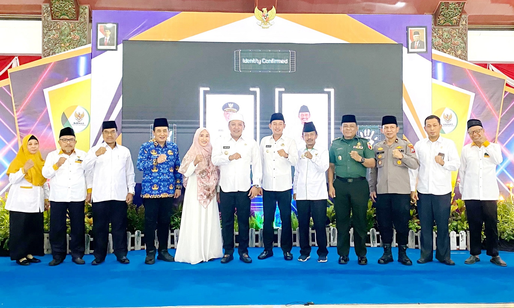 RAYAKAN HUT: Bupati Sampang (peci putih) dan Wabup (enam dari kanan) berfoto bersama Ketua Baznas Sampang (lima dari kanan) dan perwakilan forkopimda Rabu (17/1). (MOH. IQBAL AFGANI/JPRM)