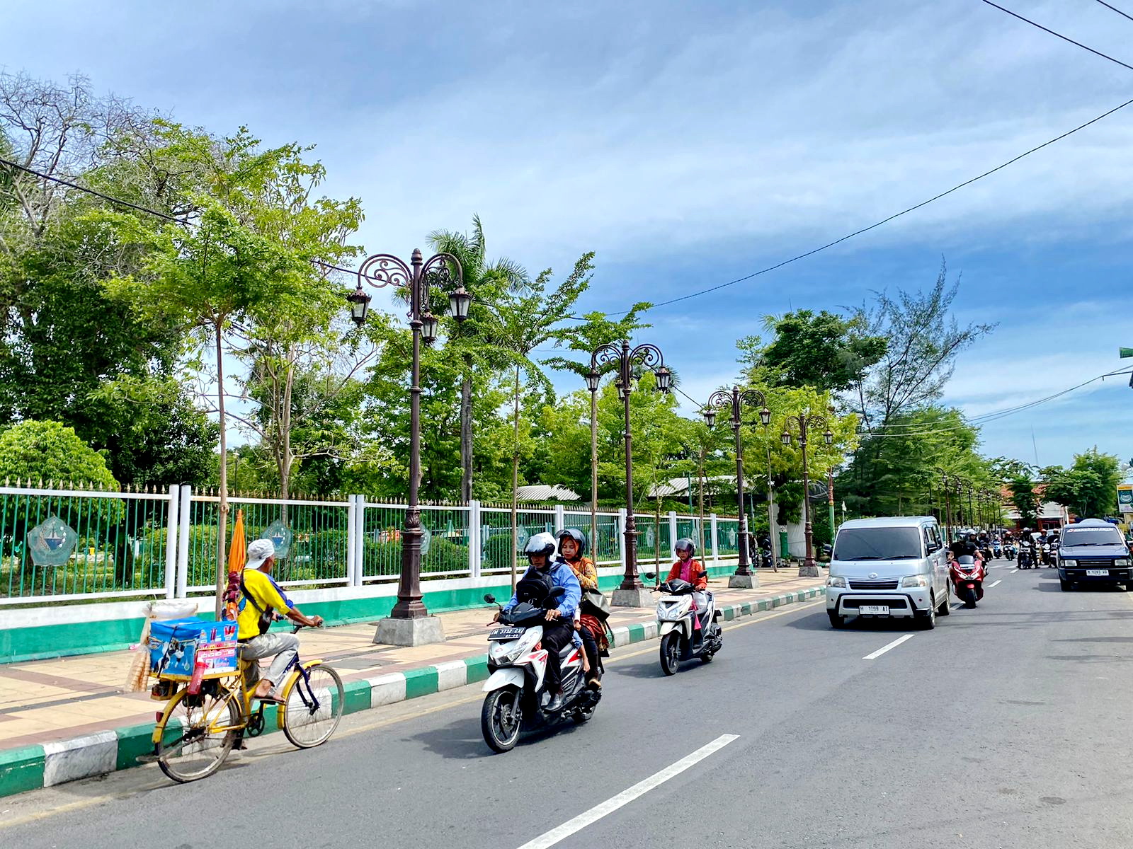 LANCAR: Pengendara melintas di Jalan Masegit, Pamekasan, Kamis (18/1). (MOH. JUNAIDI/JPRM)