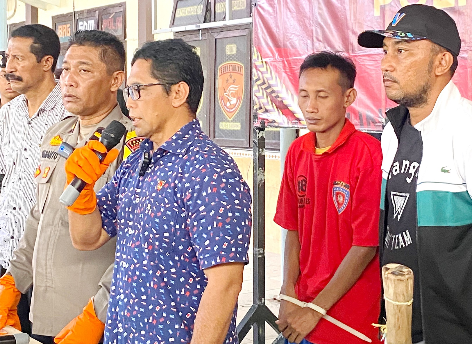 KEOK: Khoirul Anam tak berkutik dengan tangan diborgol dan muka tertunduk di hadapan media, Selasa (16/1). (MOH. IQBAL AFGANI/JPRM)