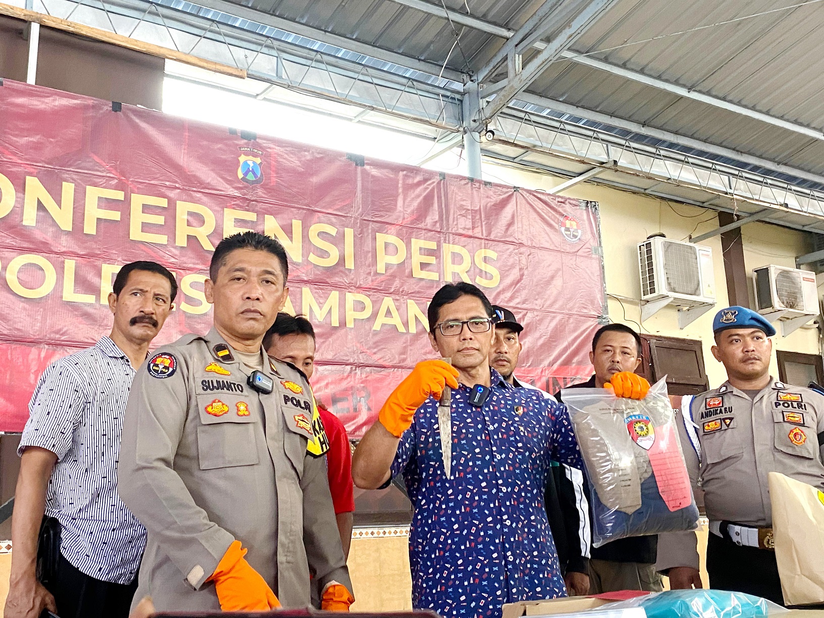 FAKTA BARU: Kasatreskrim Polres Sampang AKP Sigit Nursiyo Dwiyugo menunjukkan barang bukti yang menyeret Khoirul Anam sebagai tersangka dalam konferensi pers, Selasa (16/1). (MOH. IQBAL AFGANI/JPRM)