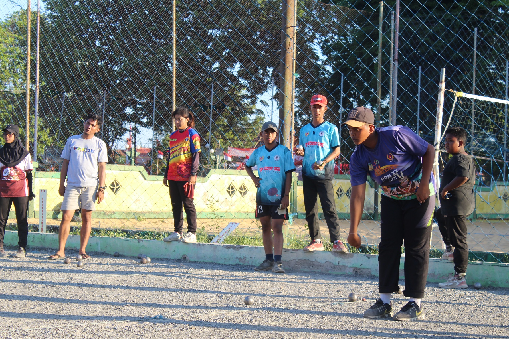 FOKUS: Atlet FOPI Sumenep latihan di lapangan yang berlokasi di Desa Pabian, Kecamatan Kota, akhir 2023 lalu. (MUHAMMAD ERWIN MAULIDIN M/JPRM)