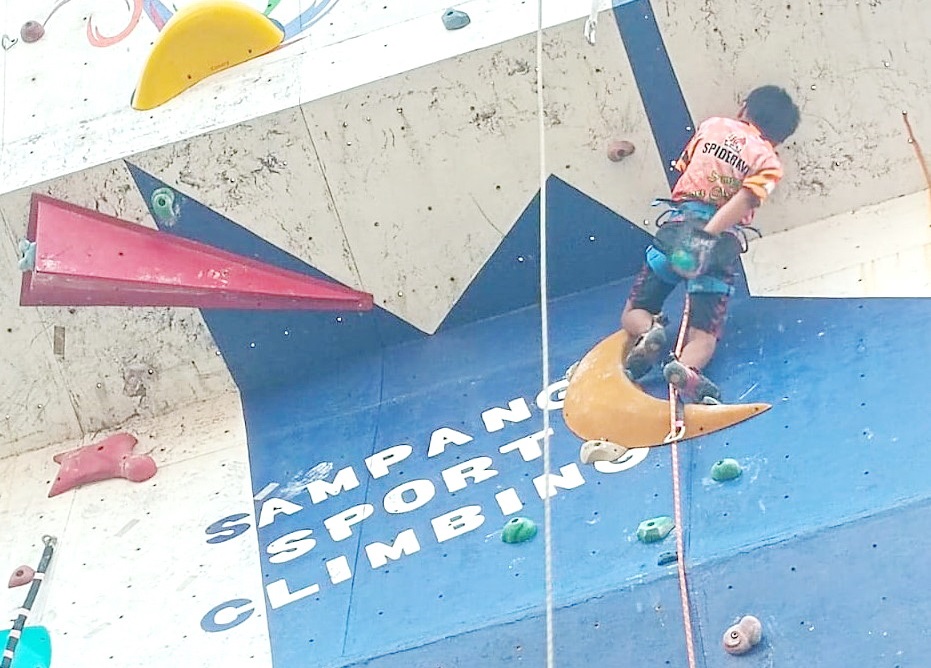 GIAT: Atlet FPTI Sampang mengikuti latihan di wall climbing FPTI Sampang, Mei 2023. Mereka masih aktif latihan meski jadwal kompetisi harus menunggu petunjuk dari pengprov FPTI Jatim. (DOK JPRM)