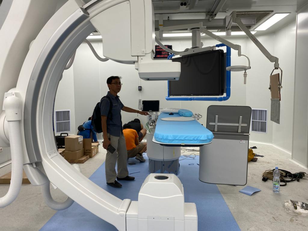 LAYANAN BARU: Ruang kateterisasi jantung di RSUD Smart Pamekasan tahap finishing, Sabtu (30/12/2023). (MOH. JUNAIDI/JPRM)