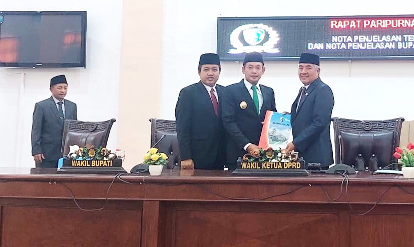 SIMBOLIS: Wakil Ketua DPRD Sampang Amin Arif Tirtana (kanan) menerima dokumen nota penjelasan raperda dari Wakil Bupati Abdullah Hidayat di kantor DPRD Sampang Kamis (18/1). (JUNAIDI PONDIYANTO/JPRM)