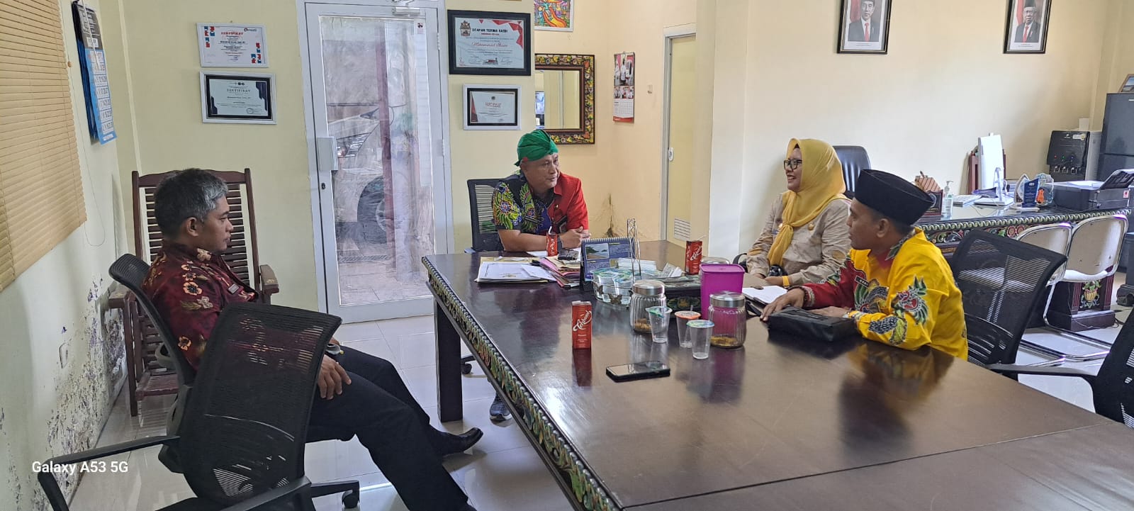 BERKOLABORASI: Kabid Pembinaan SMP Dispendik Sumenep Ruri Wahyu Desiarti berkoordinasi dengan Kepala Disbudporapar Sumenep Mohamad Iksan untuk mempersiapkan pelaksanaan festival drumben.