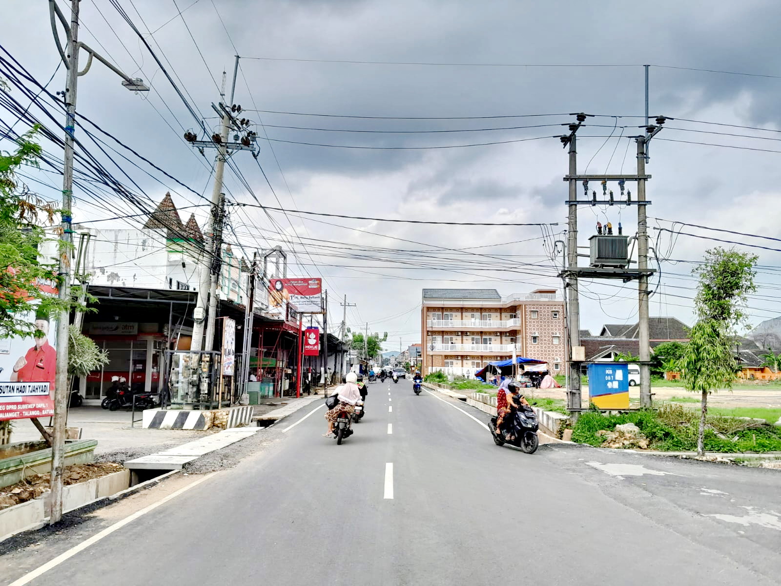LANCAR: Pengendara melintas di Jalan Adirasa, Kota Sumenep, yang selesai dilakukan program peningkatan jalan, kemarin. (MOH. BUSRI/JPRM)