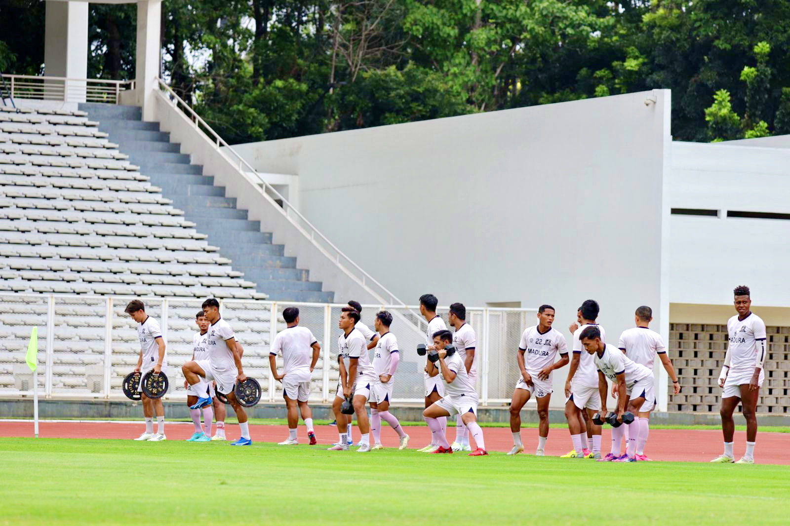 PEMANASAN: Pemain Madura United melakukan latihan di Stadion Madya Gelora Bung Karno Senin (15/1). Mereka akan melakoni laga melawan Persis Solo pada Selasa (30/1). (MADURA UNITED UNTUK JPRM)