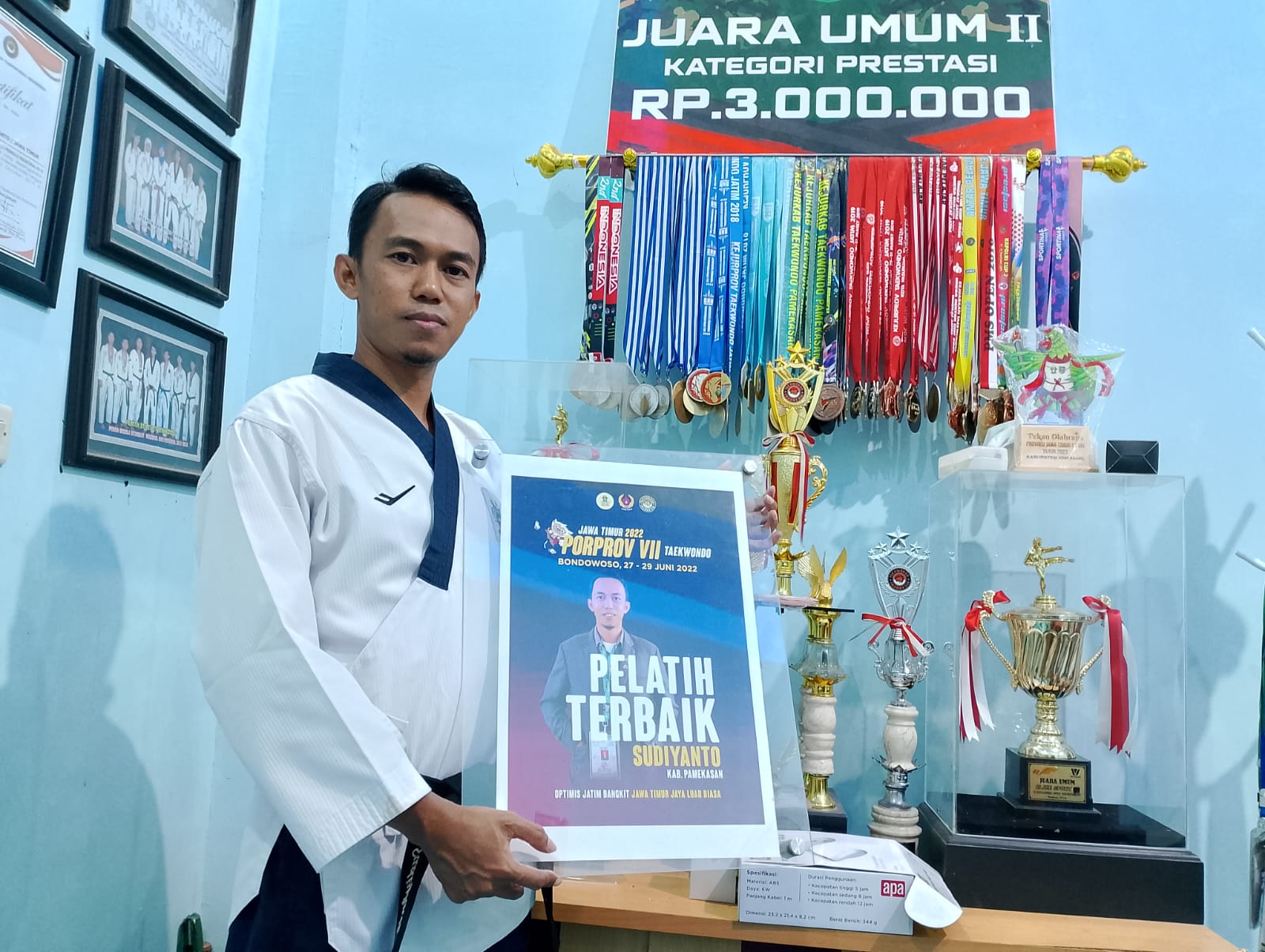 BERPRESTASI: Sudiyanto menunjukkan penghargaan sebagai Pelatih Taekwondo Terbaik Porprov VII 2022 di Bondowoso, Rabu (10/1). (UBAIDILLAHIR RA&rsquo;IE/JPRM)