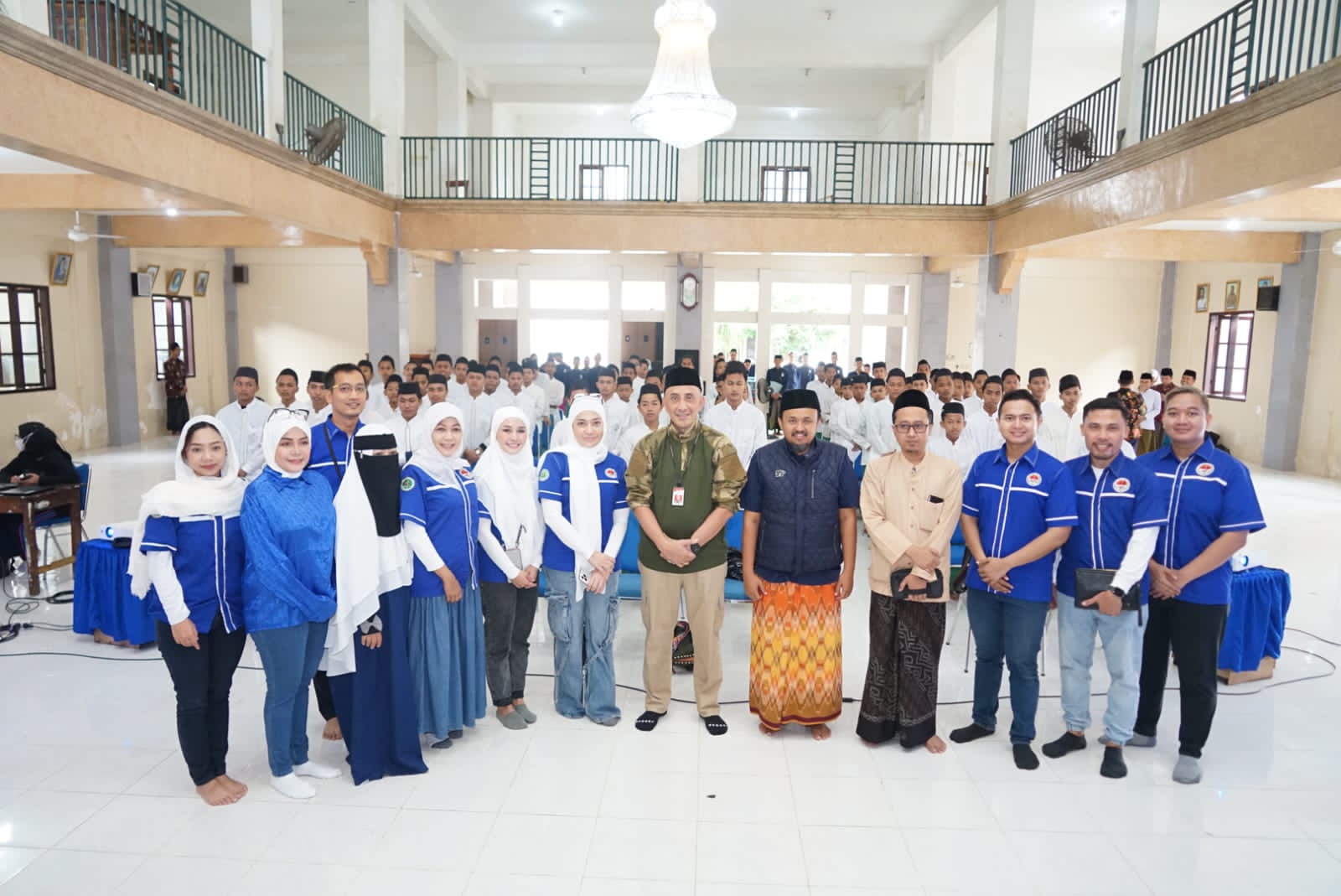 SEHAT BERSAMA: Pj Bupati Bangkalan Arief M. Edie (enam dari kanan, depan) berfoto bersama dengan pengurus Perdoski, KSDSI, pengasuh, dan santri Ponpes Nurul Cholil. Jumat (19/1).&nbsp;(PROKOPIM UNTUK JPRM)