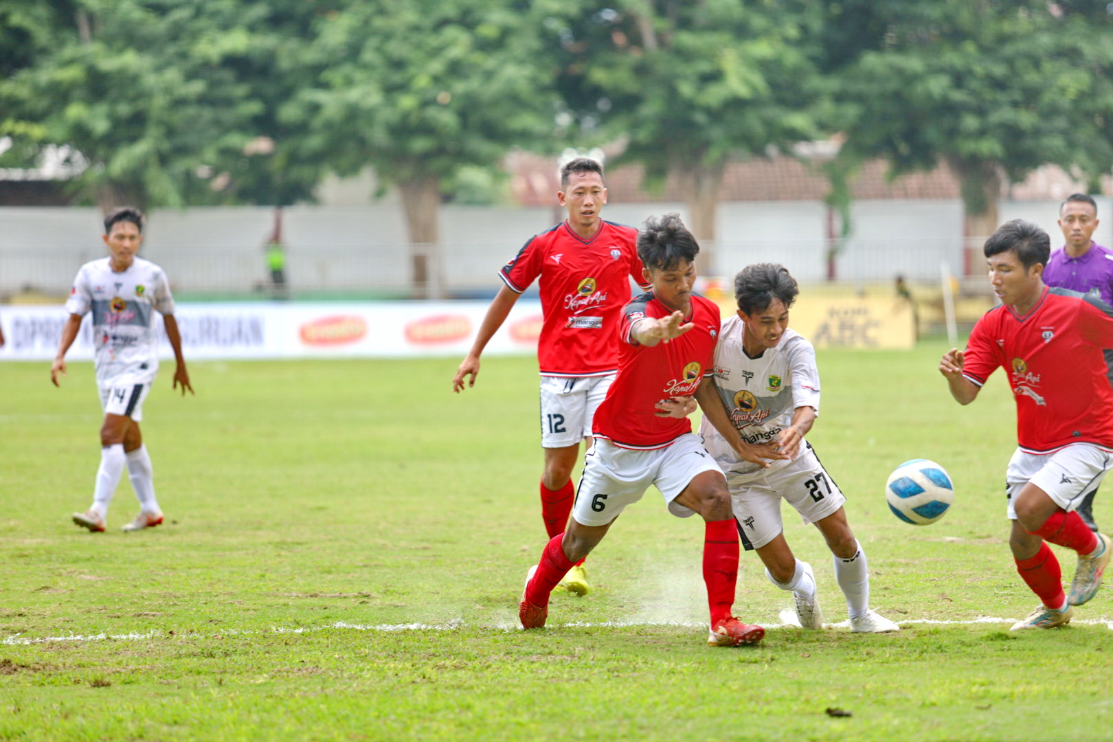 SENGIT: Pemain Perssu MC (putih) berusaha membangun serangan saat melawan Persiga Trenggalek pada babak 16 besar Liga 3 di Stadion Untung Surapati, Kota Pasuruan, Kamis (18/1). (PERSSU MC UNTUK JPRM)