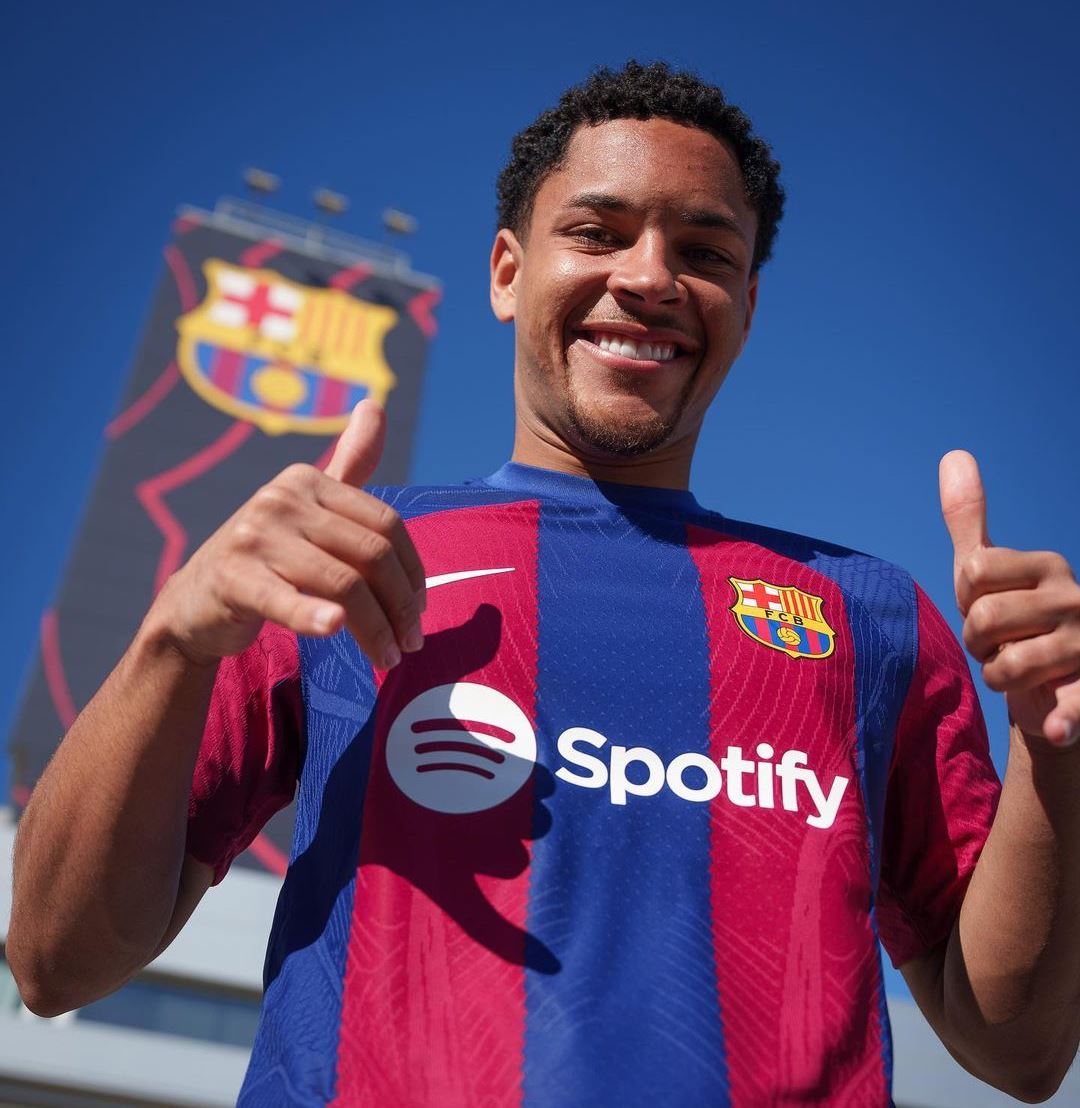 WONDERKID: Victor Roque berpose di depan kantor FC Barcelona. (IG: @fcbarcelona)
