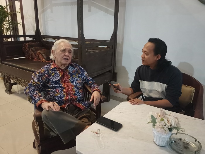 SANTAI: Prof Dr Abdul Hadi WM saat diwawancarai jurnalis JPRM di salah satu hotel di Sumenep pada Agustus 2022. (JPRM FOTO)