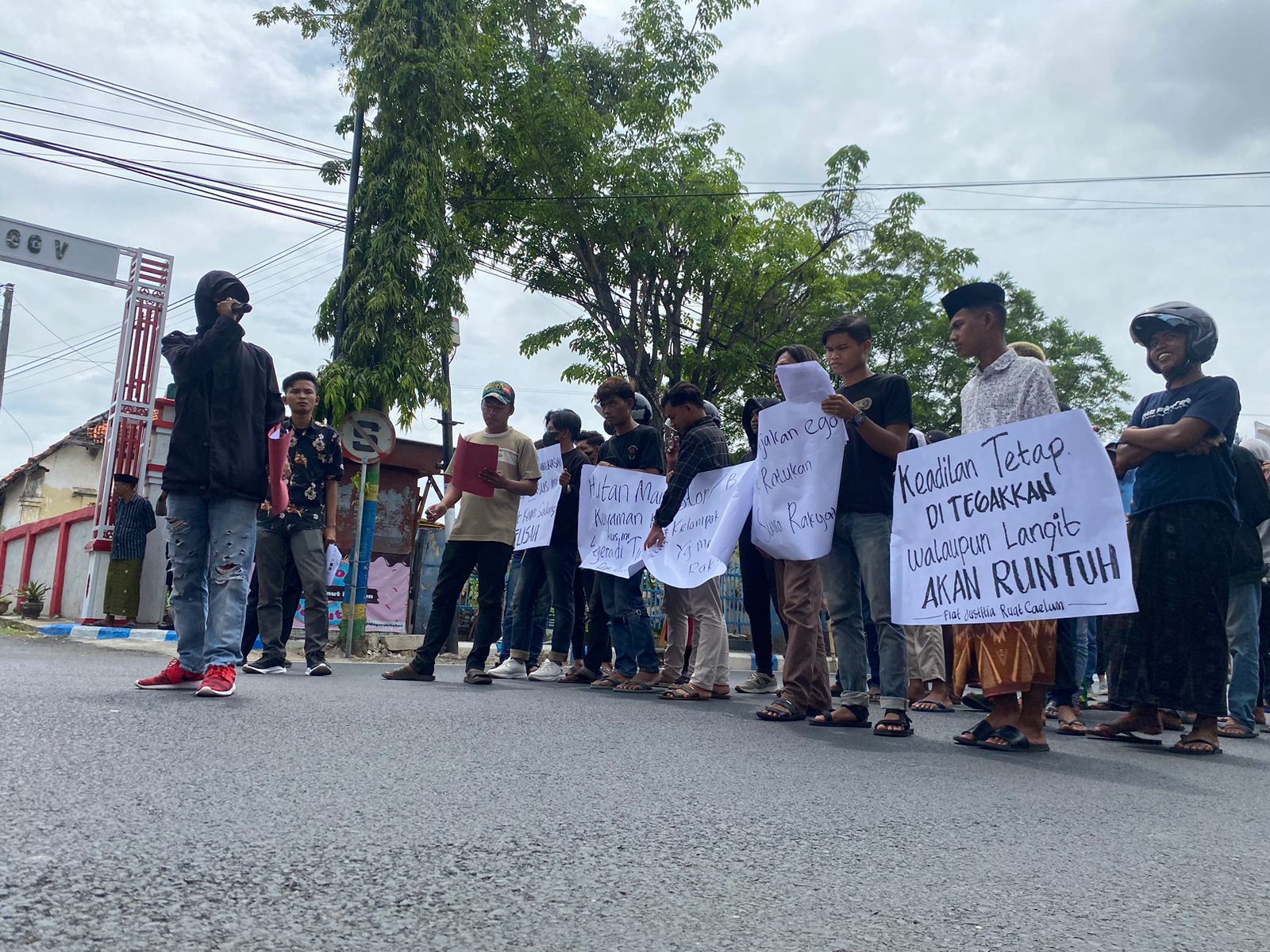 PROTES: Sejumlah pemuda menggelar aksi di depan Mapolres Pamekasan mengenai pembabatan bakau, Jumat (19/1). (MOH. JUNAIDI/JPRM)
