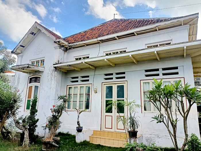 KOKOH: Rumah Abdul Hadi WM di Jalan Abubakar Siddiq, Desa Pasongsongan, Kecamatan Pasongsongan, Sumenep. (MOH. JUNAIDI/JPRM)