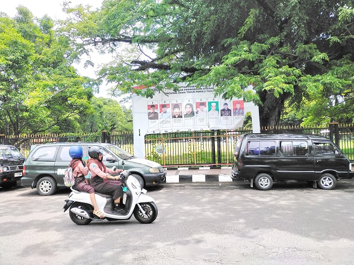 STERIL: Pengendara sepeda motor melintas di Alun-Alun Bangkalan, Sabtu (20/1). (VIVIN AGUSTIN HARTONO/JPRM)