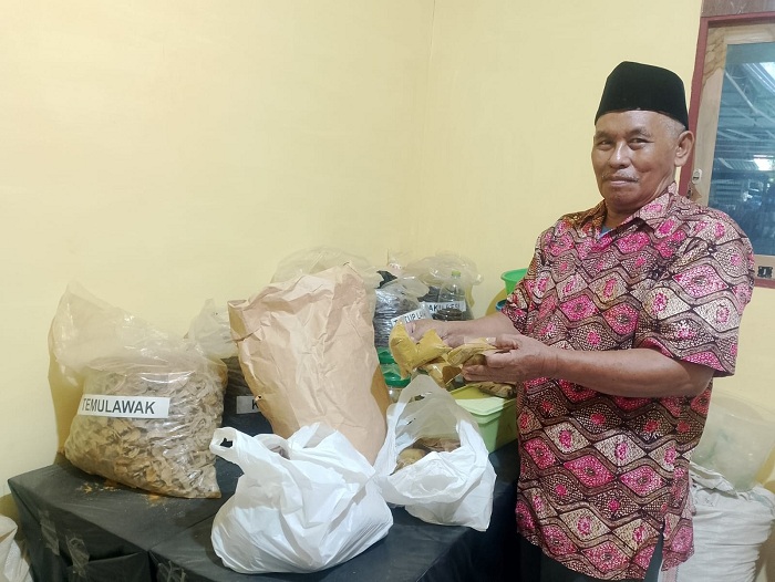 PRODUKTIF: Imam Suhairi menunjukkan jamu racikannya di Kelurahan Jungcangcang, Kecamatan Kota Pamekasan, Sabtu (6/1). (UBAIDILLAHIR RA&rsquo;IE/JPRM)
