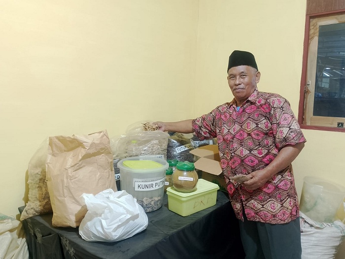 BAHAN BAKU: Imam Suhairi menunjukkan bahan alami untuk membuat jamu di Kelurahan Jungcangcang, Kecamatan Kota Pamekasan, Sabtu (6/1). (UBAIDILLAHIR RA&rsquo;IE/JPRM)