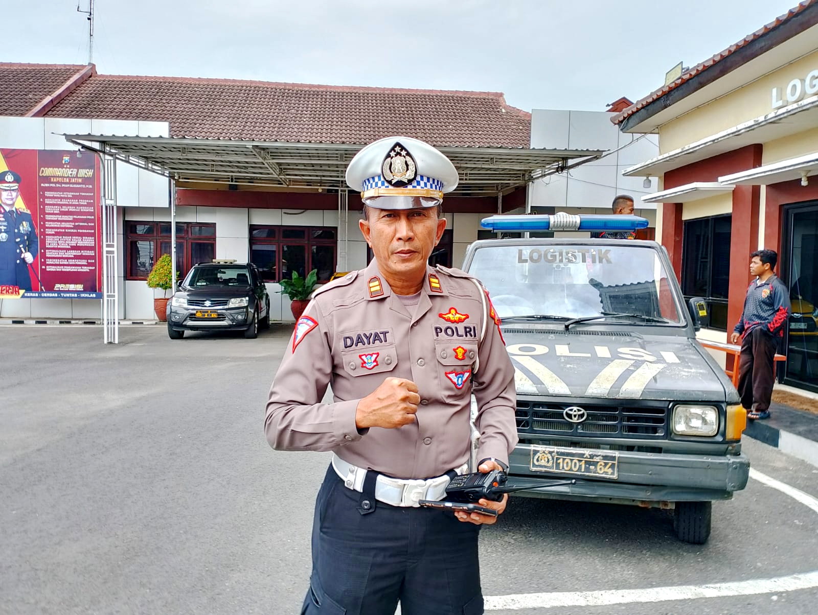 BERTUGAS: KBO Lantas Polres Pamekasan Iptu Miftahul Hidayat berada di area halaman kantor Jumat (19/1). (UBAIDILLAHIR RAIE/JPRM)
