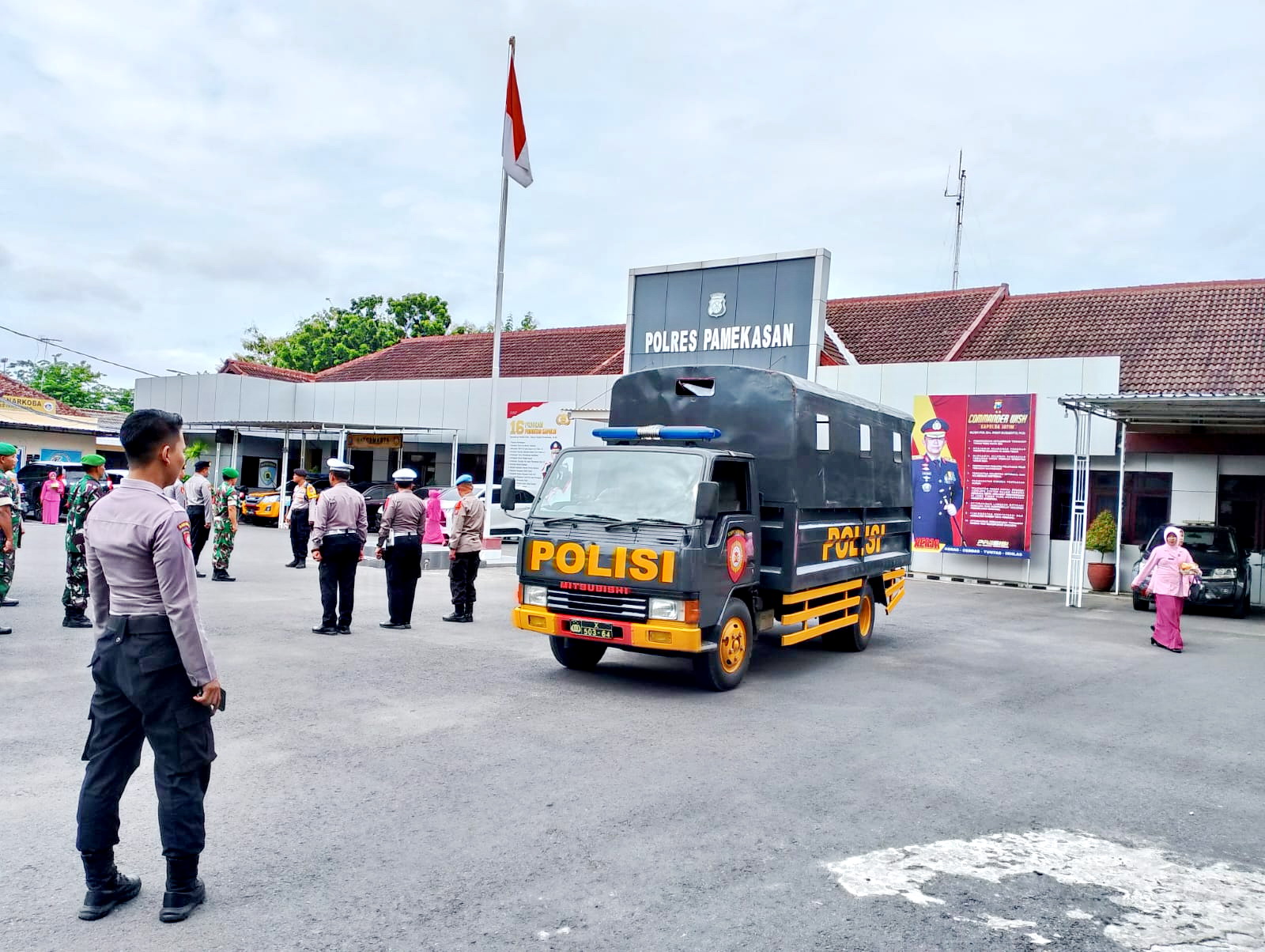 ATURAN ROTATOR: Kendaraan dinas Polres Pamekasan berada di halaman kantor Jumat (19/1). (UBAIDILLAHIR RAIE/JPRM)