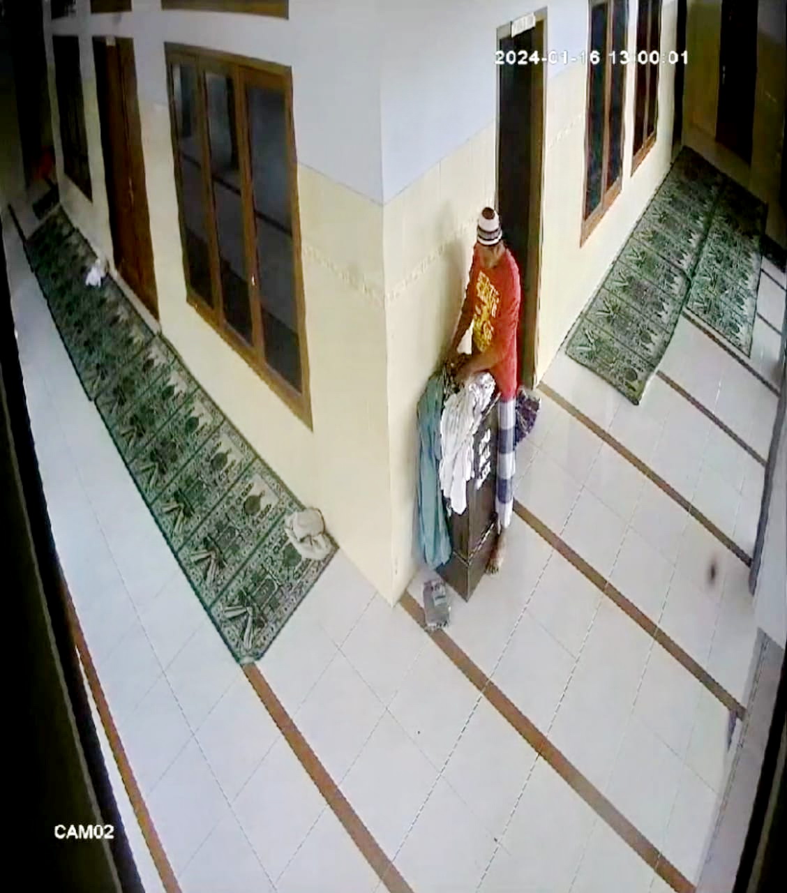 BELUM TERUNGKAP: Pelaku pencurian terekam CCTV sedang membuka kotak amal di Masjid Nurul Hikmah Haeruddin, Dusun Panjaling, Desa Batubintang, Kecamatan Batumarmar, Pamekasan, Selasa (16/1).