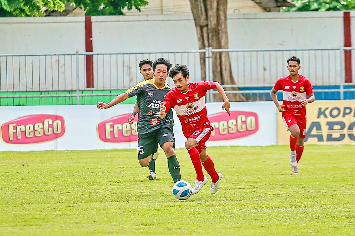 SAMA KUAT: Pemain Perssu Madura City (jersei merah) berebut bola dengan pemain Mitra Bola Utama di babak 16 besar grup JJ Liga 3 PSSI Jatim di Stadion Untung Surapati, Kota Pasuruan, kemarin.