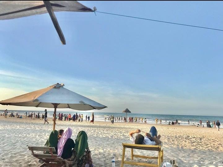 Pantai Tlangoh, tempat liburan yang asyik dan sehat dengan harga terjangkau. (@pantai_tlangoh_tanjung_bumi untuk RadarMadura.id)