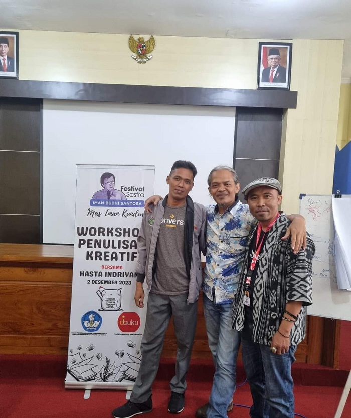 Matroni Muserang (kiri) dalam sebuah kegiatan. (Matroni FB)