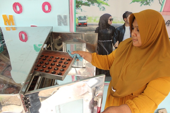 KREATIF: Marysa Ulfa memproduksi kue brownies di Desa Kebun, Kecamatan Kamal, Bangkalan, Sabtu (6/1). (VIVIN AGUSTIN HARTONO/JPRM)
