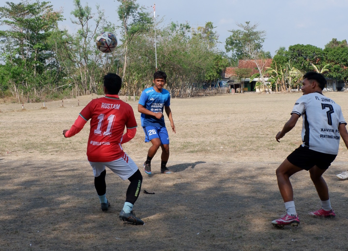 HARAPAN BANGSA: Pemain menjalani latihan di Lapangan Sepak Bola Kampung Belanda, Desa Krampon, Kecamatan Torjun, Sampang, Rabu (8/11/2023). (DOK/JPRM)