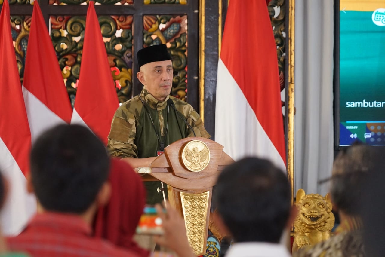 VISIONER: Pj Bupati Bangkalan Arief M. Edie menyampaikan sambutan saat launching Calendar of Event 2024 di Pendopo Agung Jumat (19/1). (PROKOPIM UNTUK JPRM)