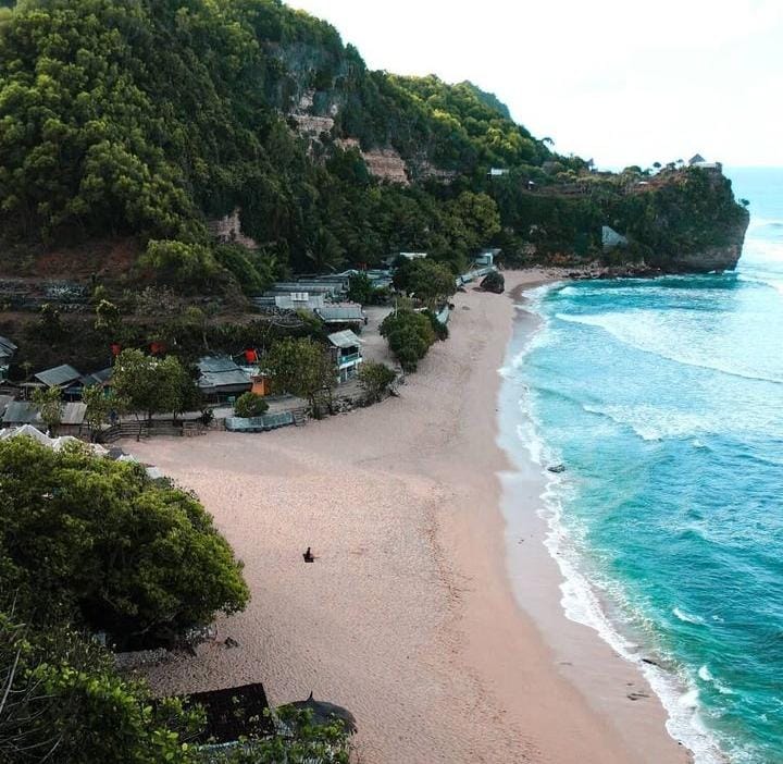 Pantai Pok Tunggal, Surga Tersembunyi di Gunung Kidul, Yogyakarta. (@wisatadiyogyakarta untuk RadarMadura.id)