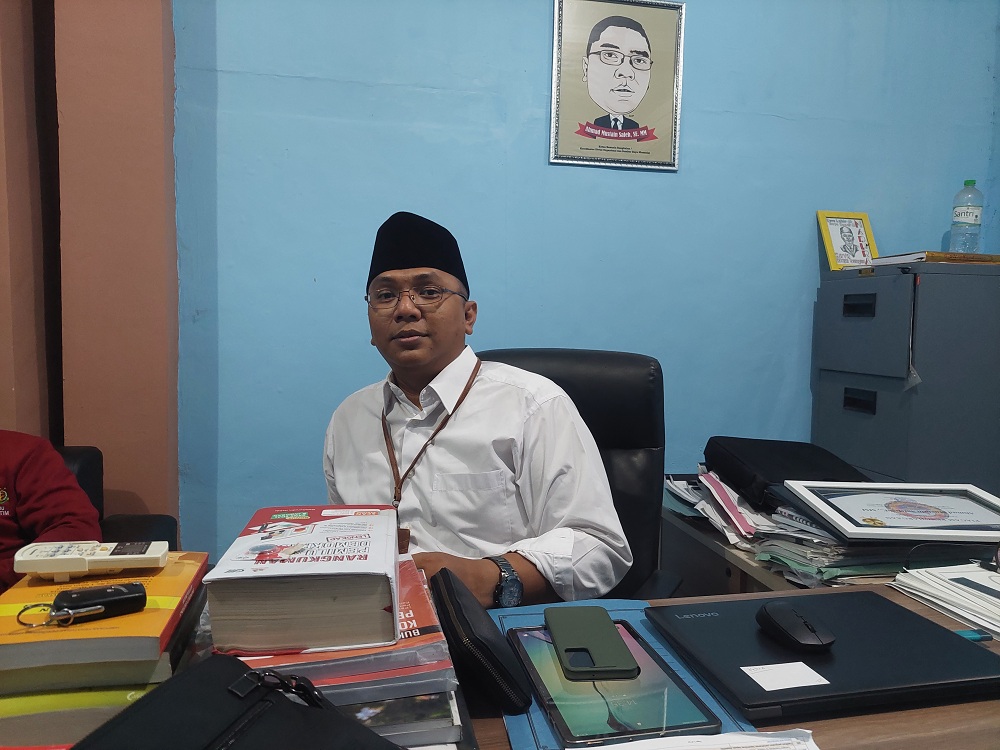 RAMAH: Ketua Bawaslu Bangkalan Ahmad Mustain Saleh saat ditemui di ruang kerjanya, Kamis (18/1). (ZEINAL ABIDIN/JPRM)