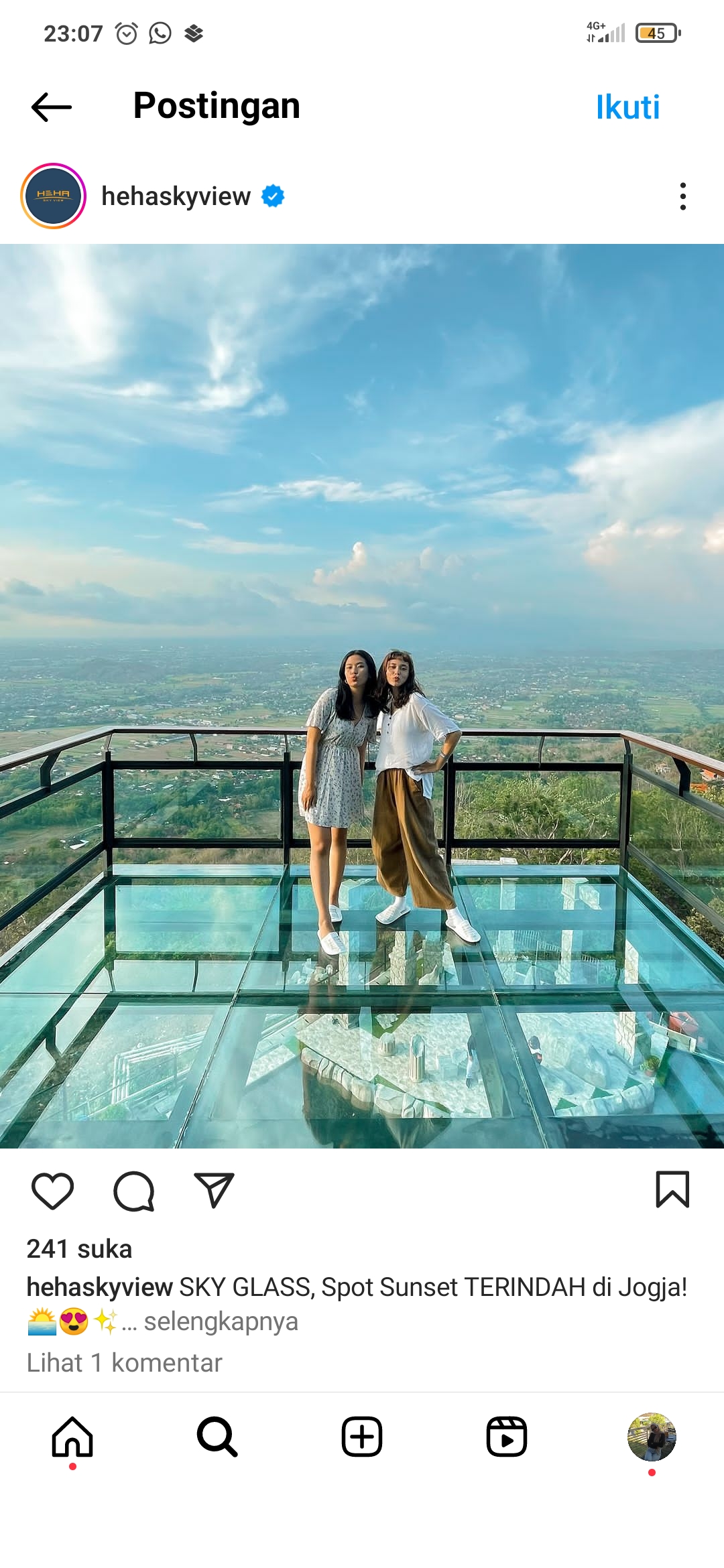 Pengunjung berfoto di salah satu spot foto heha Sky view