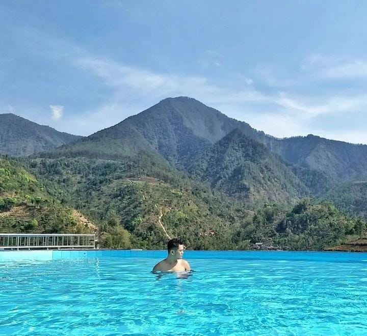 Mengintip Keindahan Soko Langit Wonogiri, Tempat Wisata dengan Kolam Renang di Atas Awan dan Pemandangan Gunung Lawu.