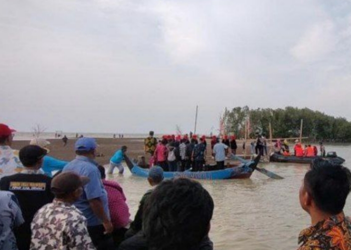 Warga berbondong-bondong berkunjung dan melihat Pulau Arnavat yang baru ditemukan di Demak