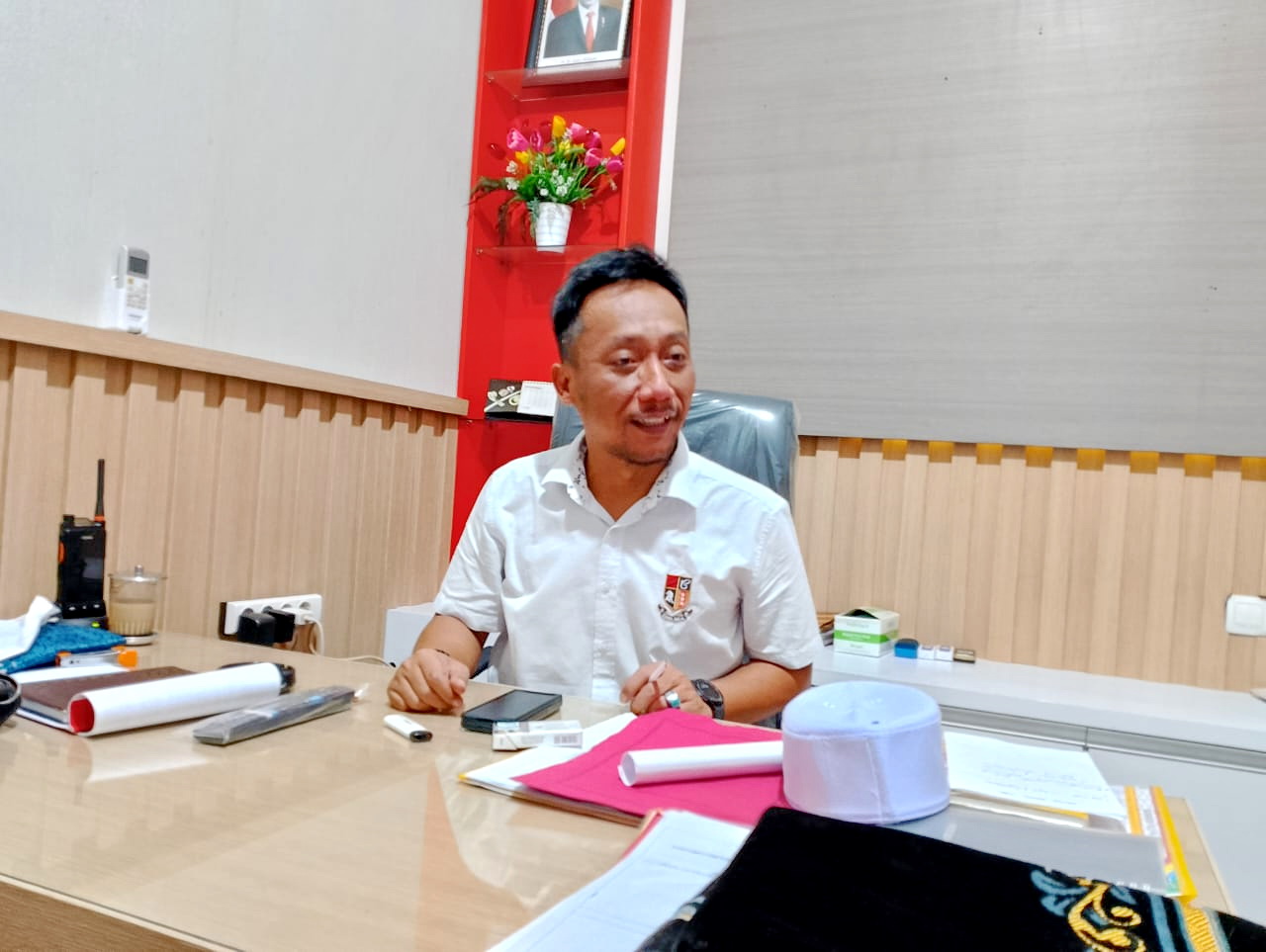 BERTUGAS: Kasatreskrim Polres Pamekasan Iptu Doni Setiawan saat ditemui di kantornya, Rabu (10/1). Kasus penganiayaan terhadap Suliha naik ke tahap penyidikan. (UBAIDILLAHIR RAIE/JPRM)