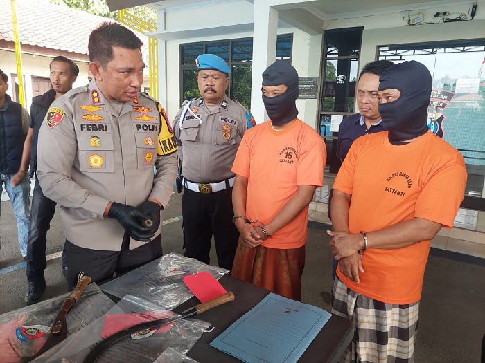 TEGAS: Kapolres Bangkalan AKBP Febri Isman Jaya menginterogasi Hasan Busri dan Wardi dalam ungkap kasus yang menewaskan empat korban di mapolres Minggu (14/1). (ZEINAL ABIDIN/JPRM)