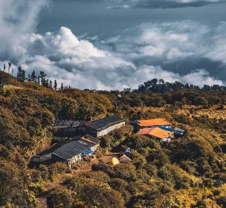 Pemandangan kawasan Hargo Dalem difoto dari kejauhan. (@lawumountain untuk RadarMadura.id)