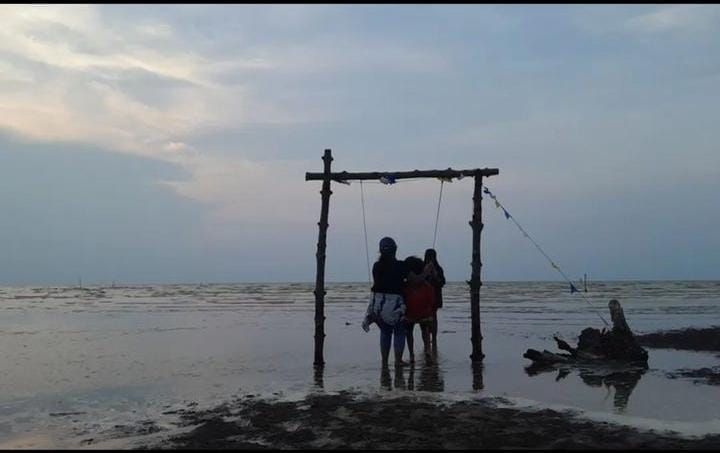 Pulau Arnavat, pulau yang baru ditemukan di Kabupaten Demak, Jawa Tengah. (Instagram @wartademak untuk RadarMadura.id)