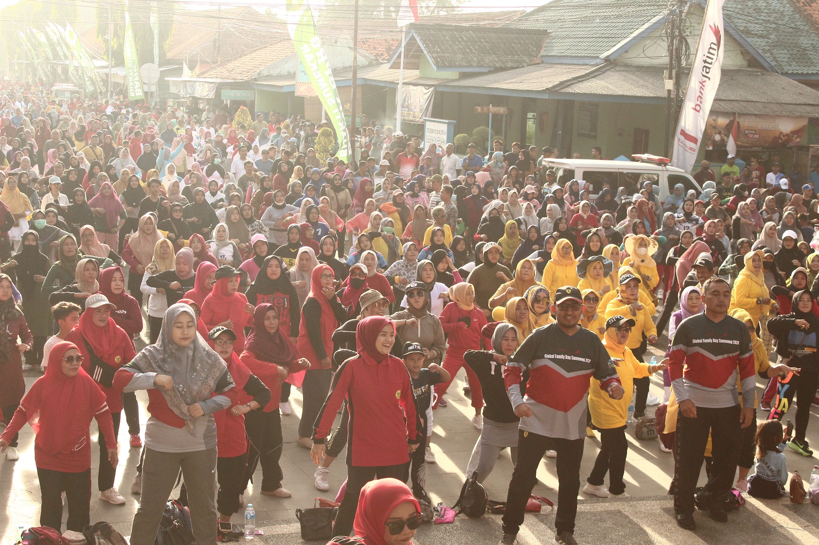 MERAKYAT: Bupati Sumenep (depan bertopi) didampingi Ketua Perwosi Sumenep (dua dari kiri) senam bersama masyarakat di area Taman Bunga Pottre Koneng Sumenep Minggu (21/1). (M ERWIN MAULIDIN M/JPRM)