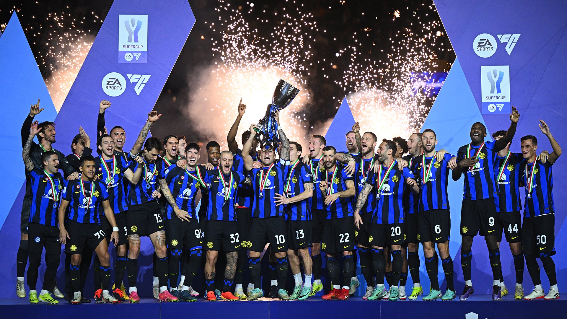 Pemain Inter Milan angkat trofi